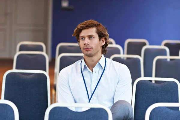 Jonge man zit alleen in vergaderruimte — Stockfoto