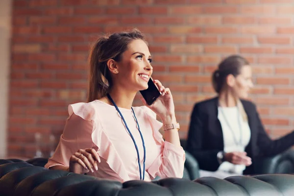 Young businesswomen texting on a smartphone — Stock Photo, Image