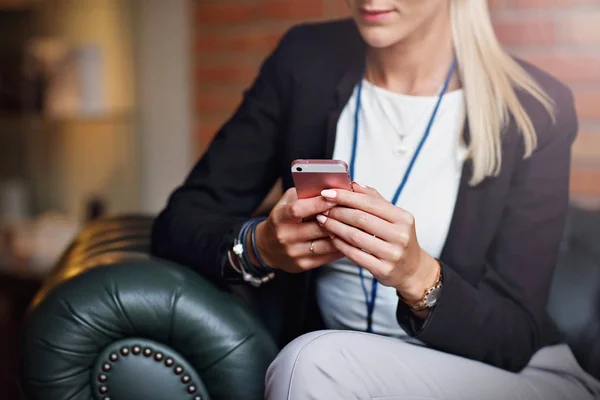Jonge vrouwelijke ondernemers texting op een smartphone — Stockfoto