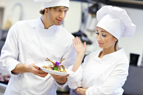 Chefs ocupados en el trabajo en la cocina del restaurante — Foto de Stock