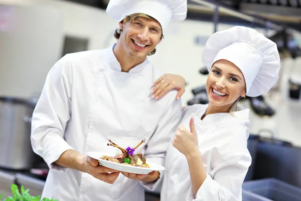 Chefs occupés au travail dans la cuisine du restaurant — Photo