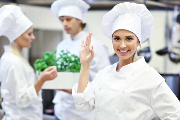 Занятые повара за работой на кухне ресторана — стоковое фото