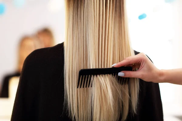 Adult woman at the hair salon — Stock Photo, Image