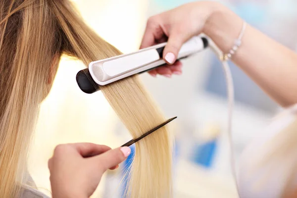 Adult woman at the hair salon — Stock Photo, Image