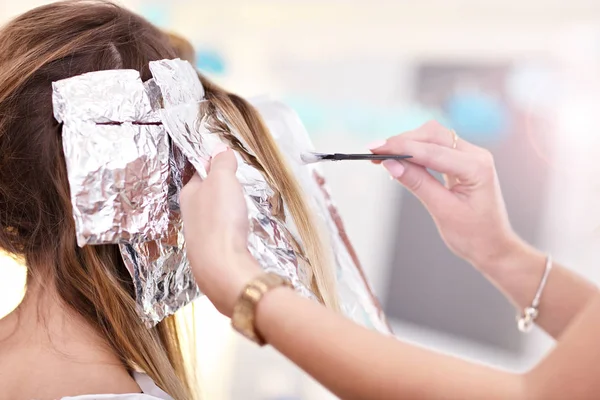 Dorosła Kobieta w salonie fryzjerskim — Zdjęcie stockowe