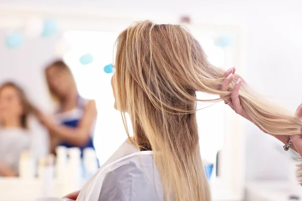 Adult woman at the hair salon — Stock Photo, Image