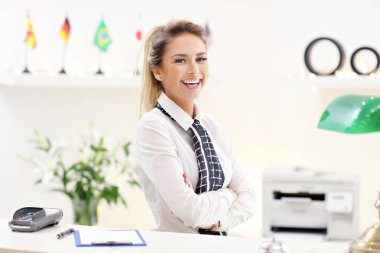 Otelde çalışan mutlu resepsiyonist