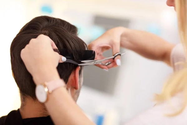 Adult man at the hair salon — Stock Photo, Image