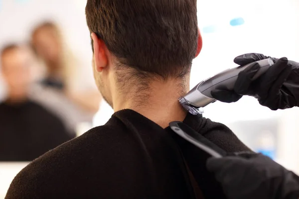 Volwassen man in de kapsalon — Stockfoto