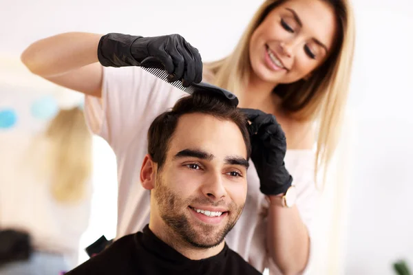 Дорослий чоловік в перукарні — стокове фото