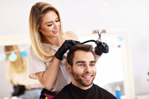 Uomo adulto al salone di parrucchiere — Foto Stock