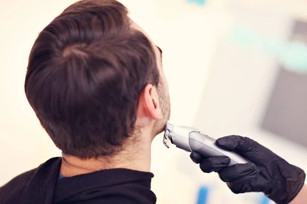 Erwachsener Mann im Friseursalon — Stockfoto