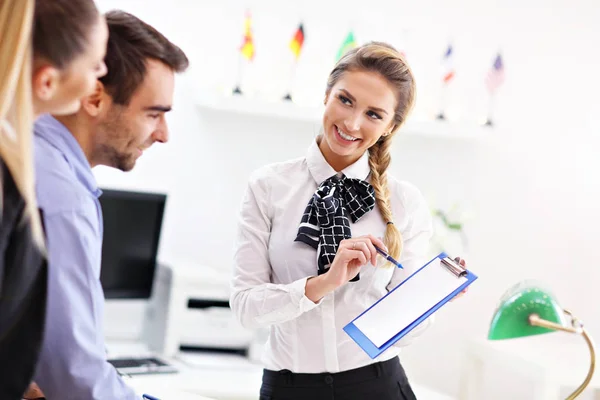 Receptionist talking with guests — Stock Photo, Image
