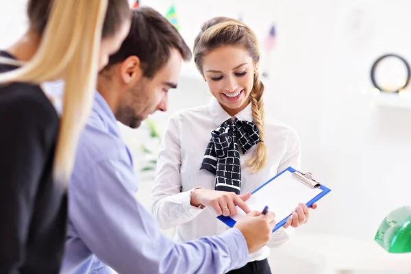 Receptionist talking with guests — Stock Photo, Image