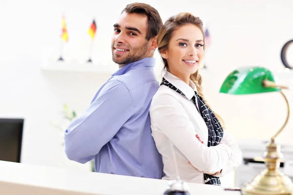 Equipe feliz de recepcionistas do hotel — Fotografia de Stock