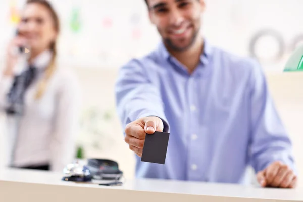 Recepcionista feliz trabalhando no hotel — Fotografia de Stock