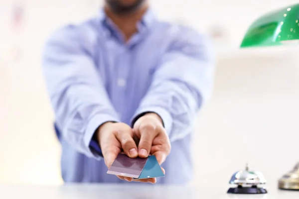 Gelukkig receptioniste werken in hotel — Stockfoto