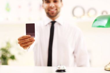 Otelde çalışan mutlu resepsiyonist