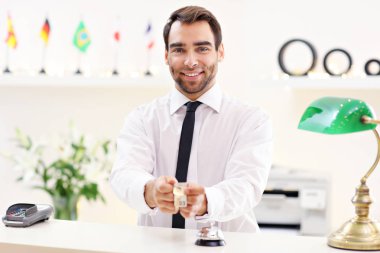 Otelde çalışan mutlu resepsiyonist