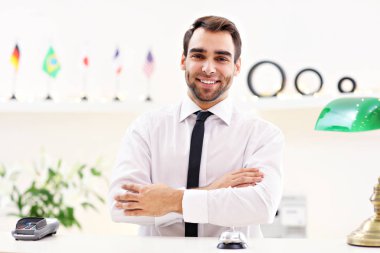 Otelde çalışan mutlu resepsiyonist