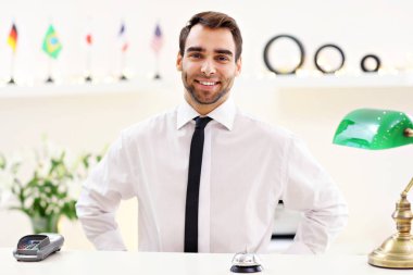 Otelde çalışan mutlu resepsiyonist