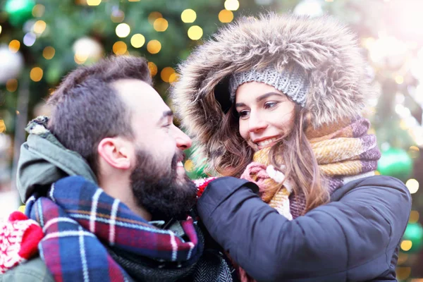 Pareja joven citas en la ciudad —  Fotos de Stock