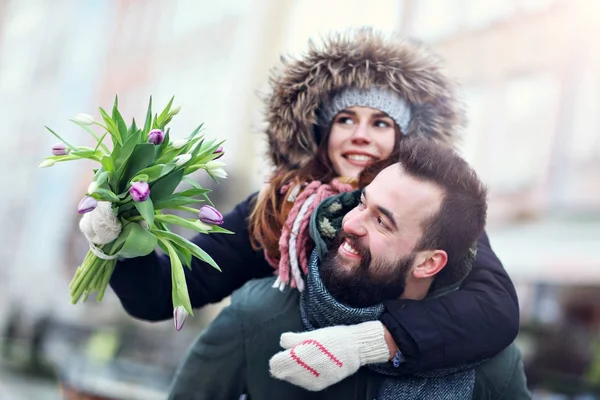 Pareja joven citas en la ciudad —  Fotos de Stock