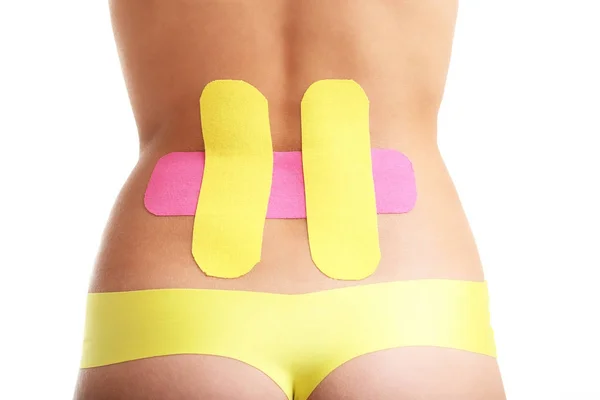 Bild mit speziellem Physioklebeband auf verletztem Rücken vor weißem Hintergrund — Stockfoto