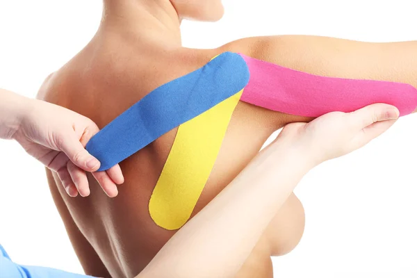 Afbeelding van speciale physio tape gewonde arm zetten op witte achtergrond — Stockfoto