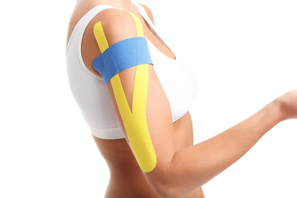 Bild mit speziellem Physiotape auf verletztem Arm vor weißem Hintergrund — Stockfoto