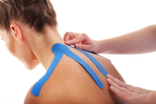 Afbeelding van speciale physio tape zetten gewond terug op witte achtergrond — Stockfoto