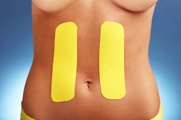 Bild mit speziellem Physiotape auf verletztem Bauch vor weißem Hintergrund — Stockfoto