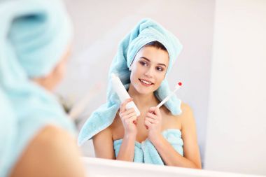 Genç kadın banyoda diş sabah yıkama