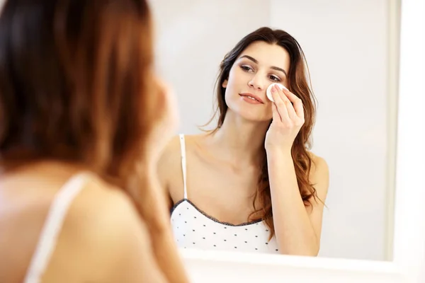 Giovane donna in piedi in bagno al mattino — Foto Stock