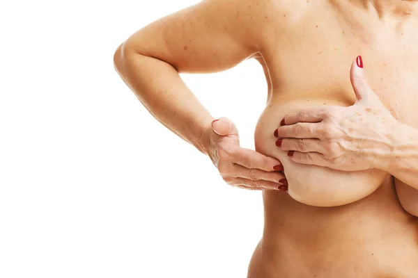 Dospělé ženy zkoumání prsu nad bílým pozadím — Stock fotografie