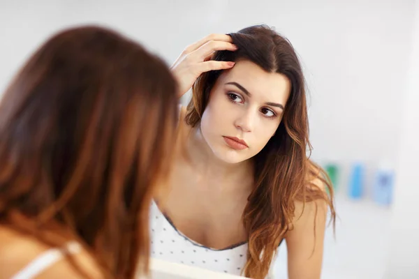 Young woman standing in bathroom in the morning — Stock Photo, Image