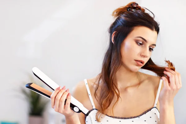 Jeune femme debout dans la salle de bain le matin — Photo