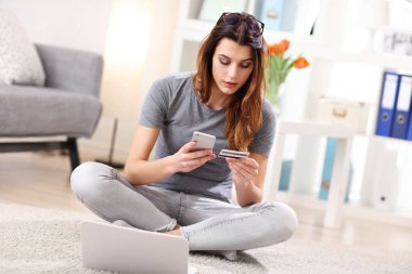 Ev ofisinde çalışan kadın