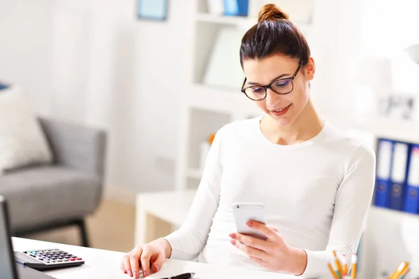 Femme travaillant dans son bureau à domicile — Photo