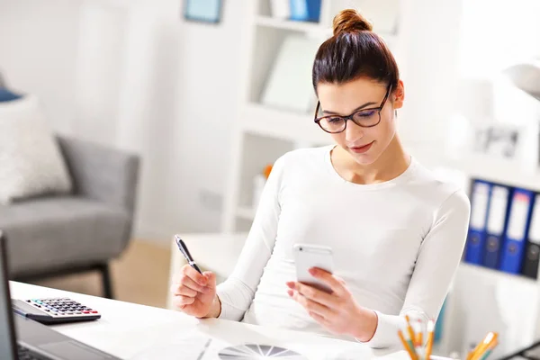 Femme travaillant dans son bureau à domicile — Photo