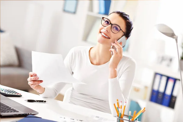 Femme travaillant dans son bureau à domicile — Photo