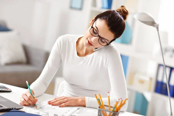 Femme travaillant dans son bureau à domicile — Photo