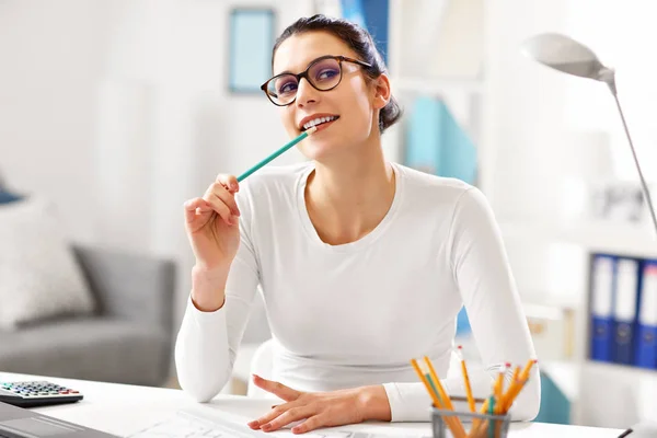 Femme travaillant dans son bureau à domicile — Photo