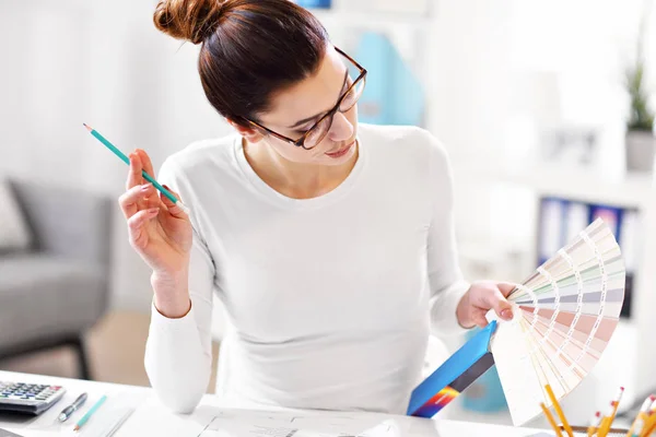 Vrouw die werkt in haar kantoor aan huis — Stockfoto