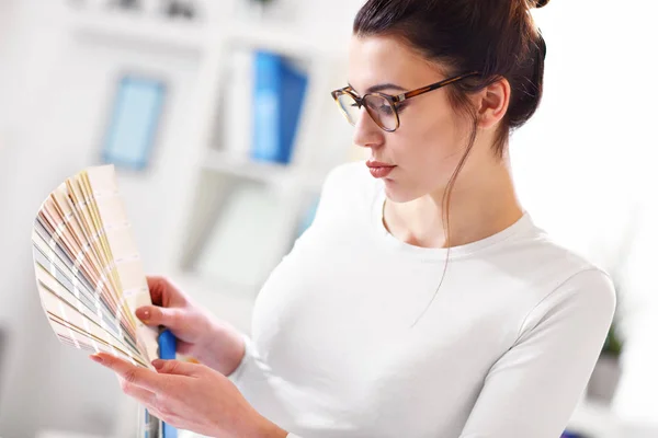 Frau arbeitet im Homeoffice — Stockfoto