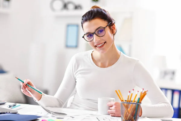 Femme travaillant dans son bureau à domicile — Photo