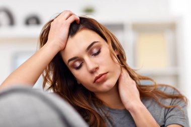 Rahat genç kadının dinlenme rahat kanepe