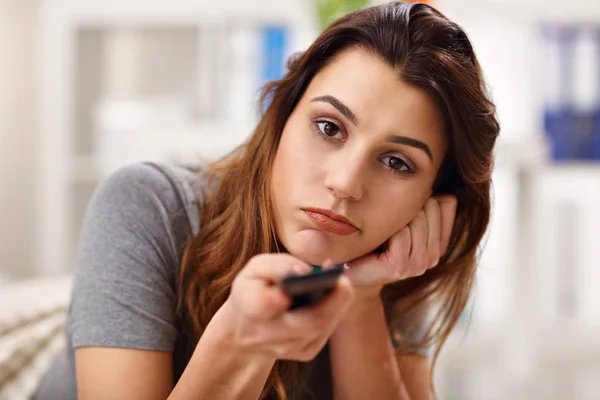 Hermosa joven mujer relajándose en casa viendo la televisión — Foto de Stock