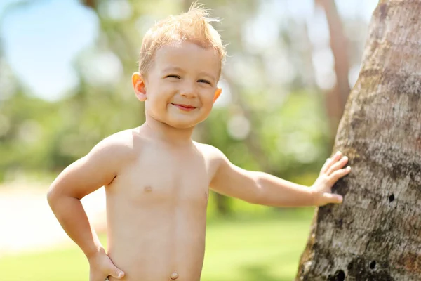 ビーチでの休暇の 歳の男の子の画像 — ストック写真