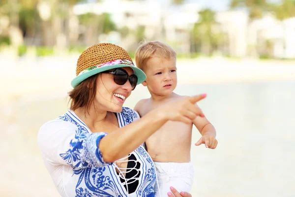 Imagem Mãe Divertindo Praia Com Seu Filho — Fotografia de Stock